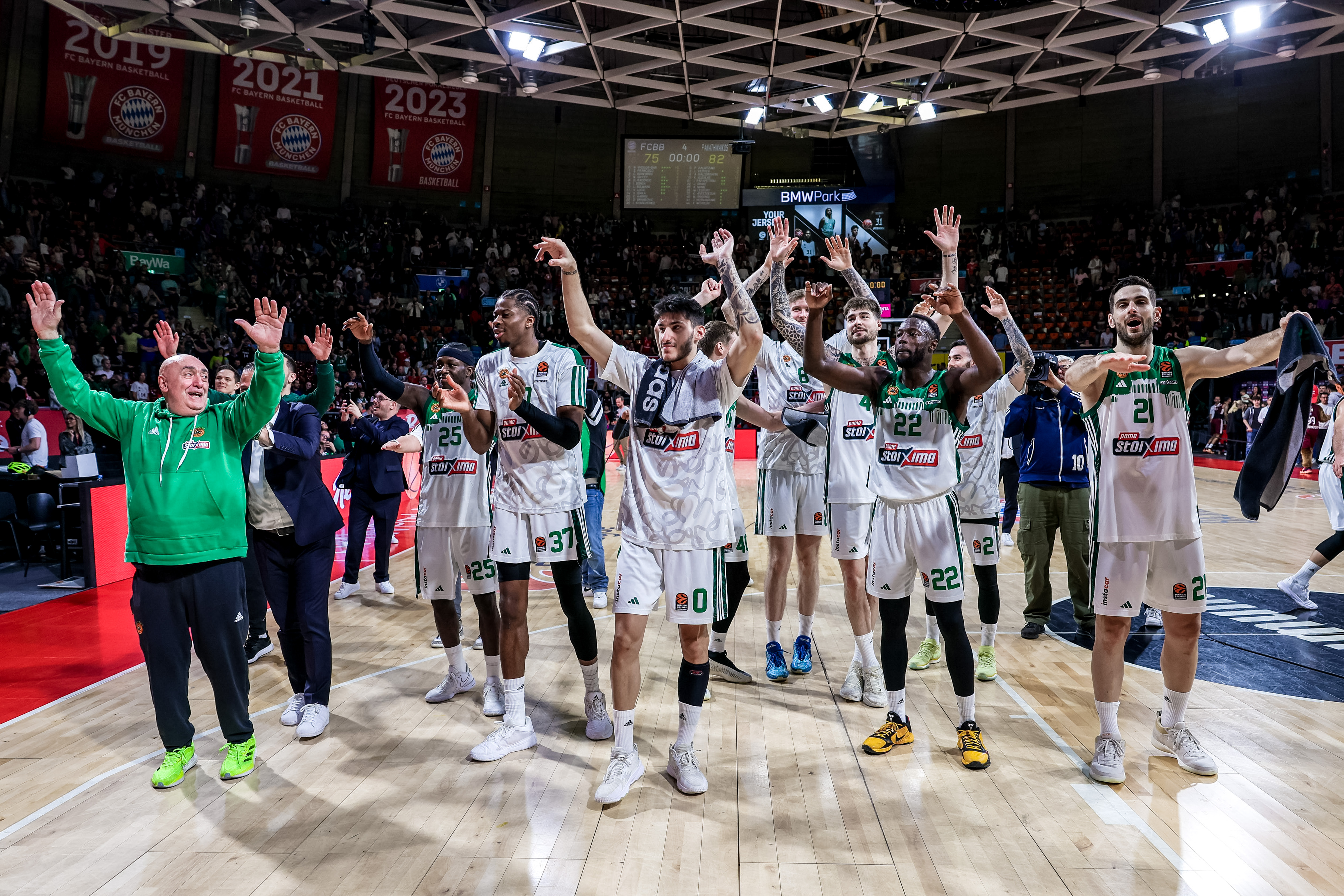 Schlussjubel, Kendrick Nunn #25 (Panathinaikos Athen), Alexander Balcerowski #8 (Panathinaikos Athen), Panagiotis Kalaitzakis #0 (Panathinaikos Athen), Juancho Hernangomez #41 (Panathinaikos Athen), , Jerian Grant #22 (Panathinaikos Athen), FC Bayern Basketball vs. Panathinaikos Athen, Basketball, EuroLeague, 33. Spieltag, 05.04.2024